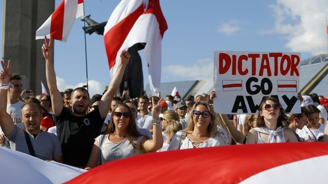 Demonstranten der belarussischen Opposition protestieren gegen die mutmaßlich gefälschte Wiederwahl von Präsident Lukaschenko. Demonstranten der belarussischen Opposition protestieren gegen die mutmaßlich gefälschte Wiederwahl von Präsident Lukaschenko.