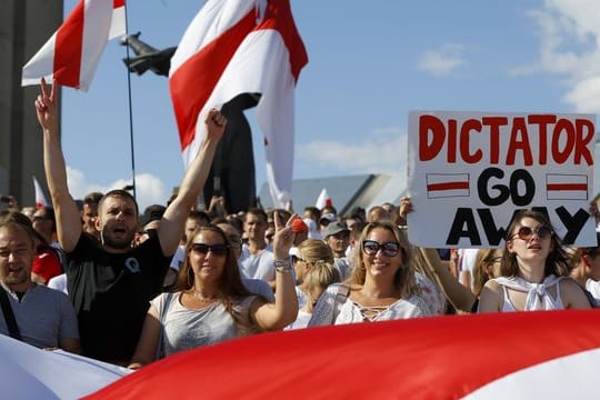 Demonstranten der belarussischen Opposition protestieren gegen die mutmaßlich gefälschte Wiederwahl von Präsident Lukaschenko.