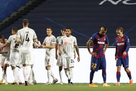 Bayerns Philippe Coutinho (l) wird von seinen Mannschaftskameraden für das Tor zum 7:2 gefeiert.