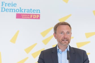 Die FDP-Fraktion des Fraktionsvorsitzenden Christian Lindner will den Einsatz von V-Leuten klar regeln.