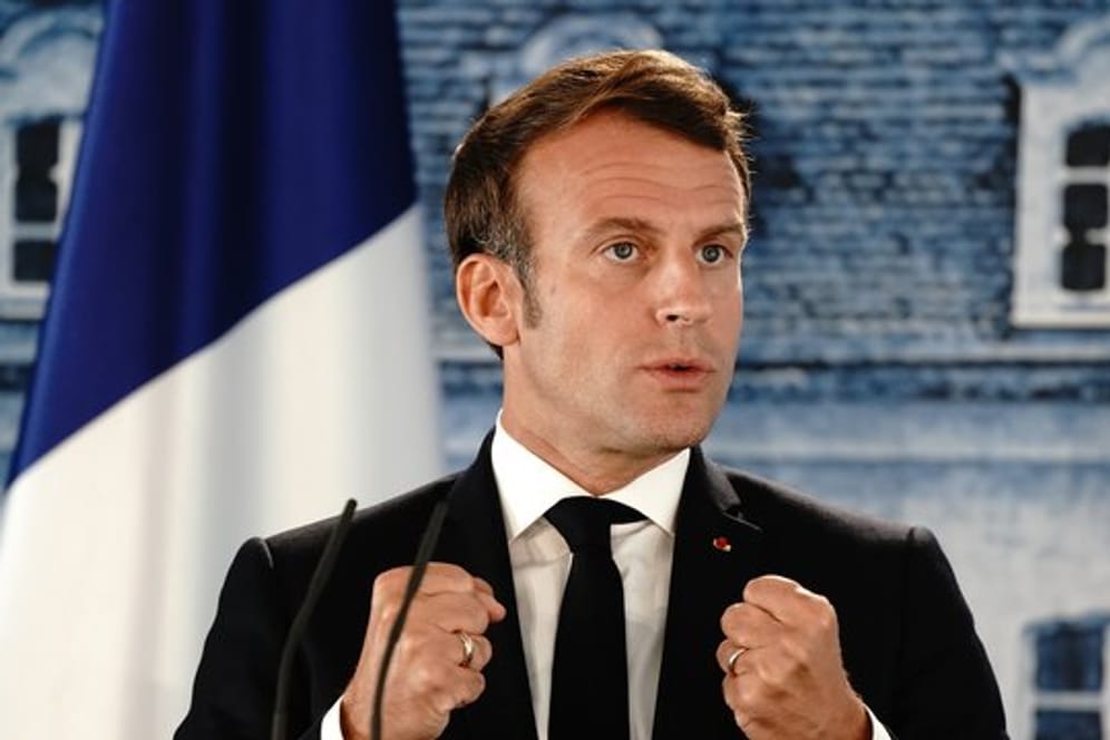 Frankreichs Präsident Emmanuel Macron freut sich über den Erfolg von Olympique Lyon.