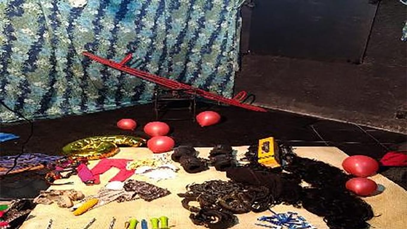Kinderspielzeug sowie mehrere "sadomasochistische Objekte" liegen auf dem Boden eines Kinderpornografie-Studios in Rio de Janeiro.
