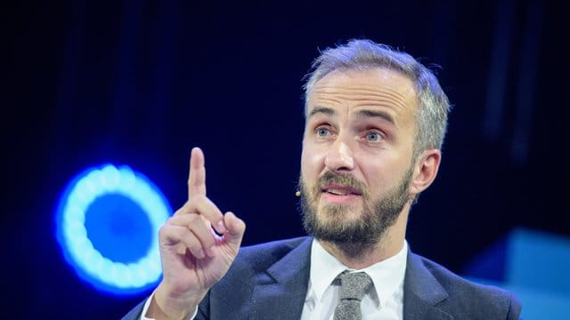 Jan Böhmermann: Der Satiriker bietet einem Abiturienten , der seine Schule kritisiert hatte, einen Praktikumsplatz an.