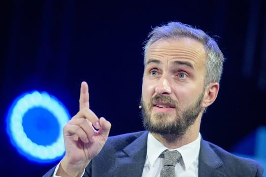 Jan Böhmermann: Der Satiriker bietet einem Abiturienten , der seine Schule kritisiert hatte, einen Praktikumsplatz an.