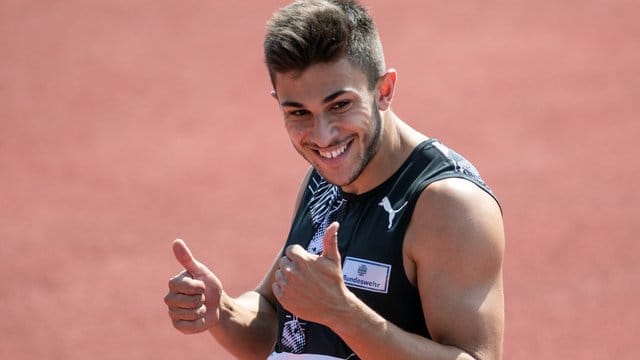 Die neue deutsche Sprinthoffnung freut sich nach seinem Sieg im Finale über 100 Meter der Männer beim Leichtathletik-Meeting in Leverkusen.