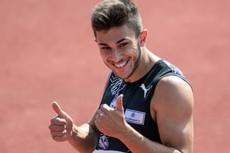 Die neue deutsche Sprinthoffnung freut sich nach seinem Sieg im Finale über 100 Meter der Männer beim Leichtathletik-Meeting in Leverkusen.