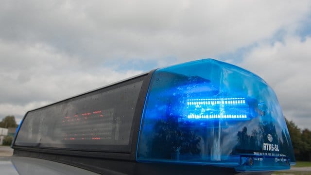 Ein Blaulicht leuchtet auf einem Polizeifahrzeug