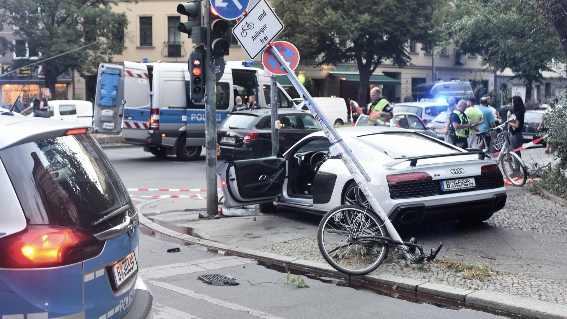 Der Audi nach der Verfolgungsjagd: Nicht nur der Fahrer verletzte sich – auch eine Passantin zog sich beim Sprung in Sicherheit eine Verletzung am Fuß zu. Der Audi nach der Verfolgungsjagd: Nicht nur der Fahrer verletzte sich – auch eine Passantin zog sich beim Sprung in Sicherheit eine Verletzung am Fuß zu.