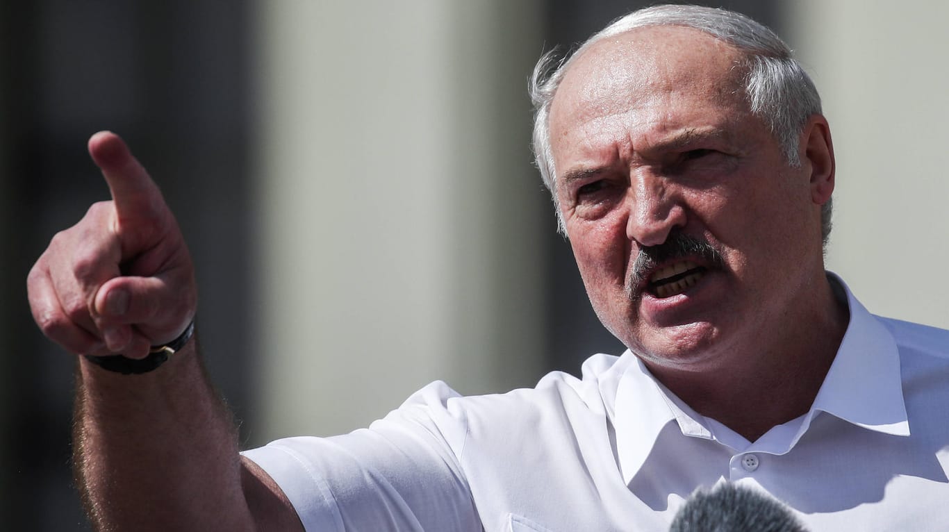 Alexander Lukaschenko spricht in Minsk zu Anhängern.