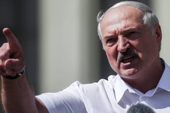 Alexander Lukaschenko spricht in Minsk zu Anhängern.