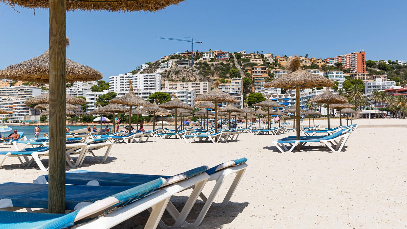 Leere Strandliegen am Plaja de Santa Ponca an der Südwestküste Mallorcas.