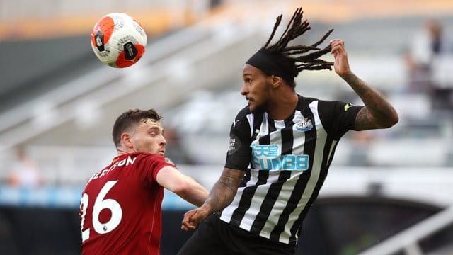 Newcastles Valentino Lazaro (r) im Kopfballduell mit Liverpools Andrew Robertson. Newcastles Valentino Lazaro (r) im Kopfballduell mit Liverpools Andrew Robertson.