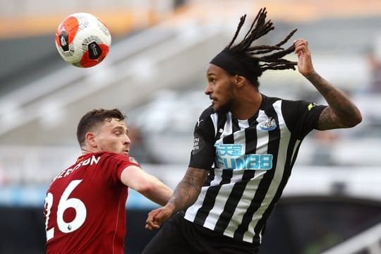 Newcastles Valentino Lazaro (r) im Kopfballduell mit Liverpools Andrew Robertson.