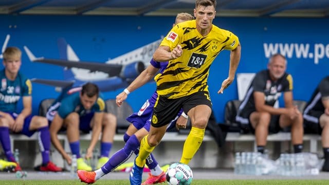 Dortmunds Neuzugang Thomas Meunier läuft mit dem Ball am Fuß dem Gegner davon. Dortmunds Neuzugang Thomas Meunier läuft mit dem Ball am Fuß dem Gegner davon.