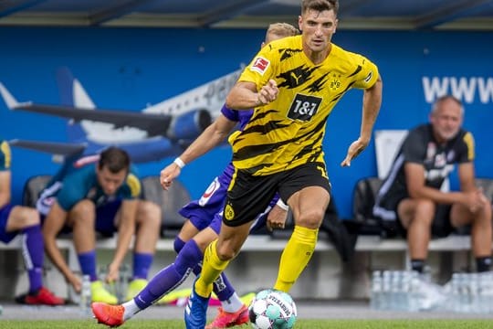 Dortmunds Neuzugang Thomas Meunier läuft mit dem Ball am Fuß dem Gegner davon.