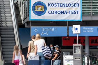 Corona-Testzentrum am Flughafen München: Bei den Tests von Reiserückkehrern hatte es in Bayern schwere Pannen gegeben.