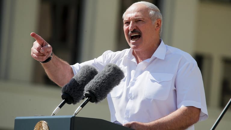 Alexander Lukaschenko spricht zu seinen Anhängern: Die Nato hat die Vorwürfe des Präsidenten von Belarus zurückgewiesen.