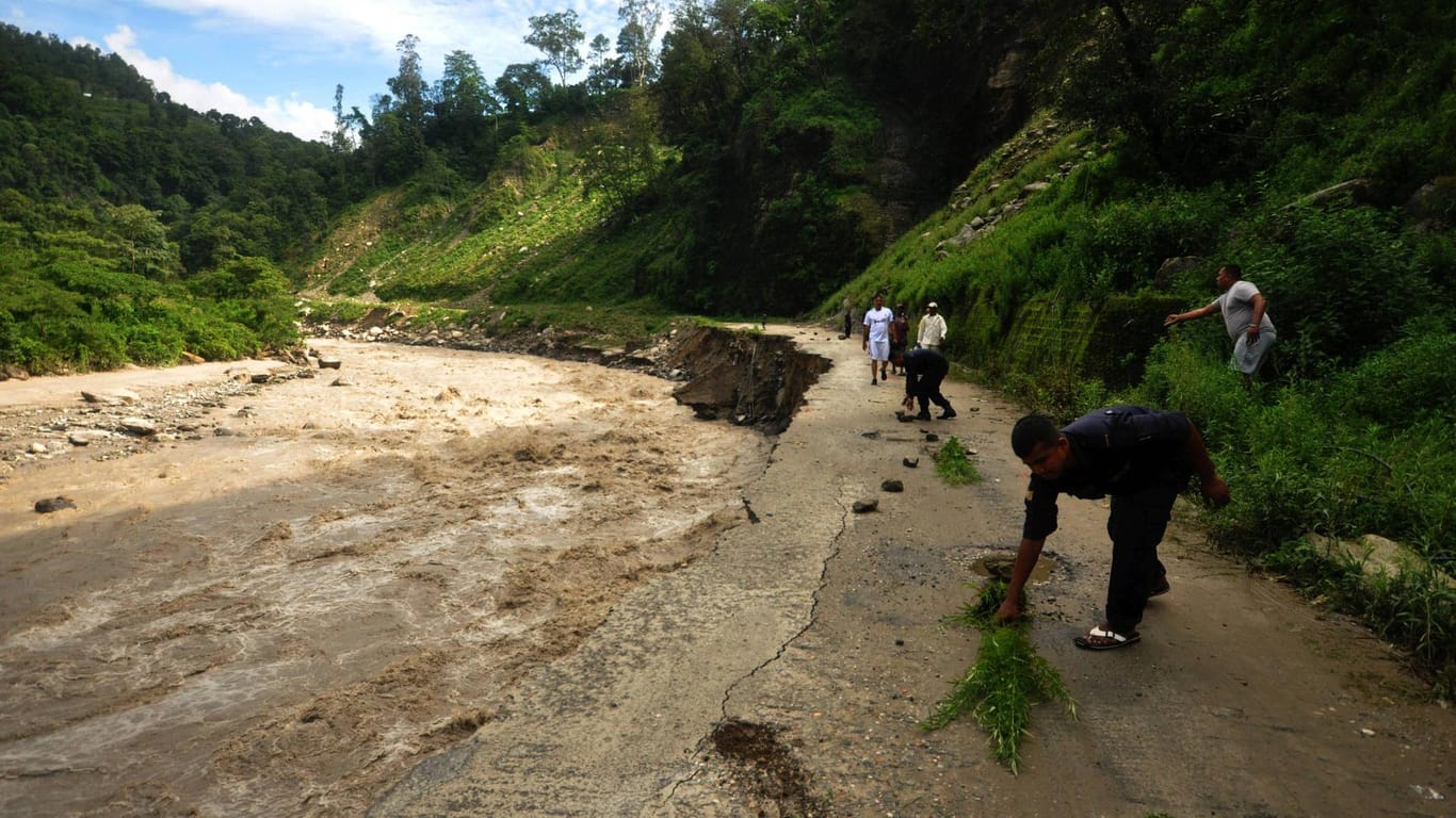 Überschemmte Straße in Sindhupalchowk (Archivfoto): Die Region in Nepal ist nun erneut betroffen.