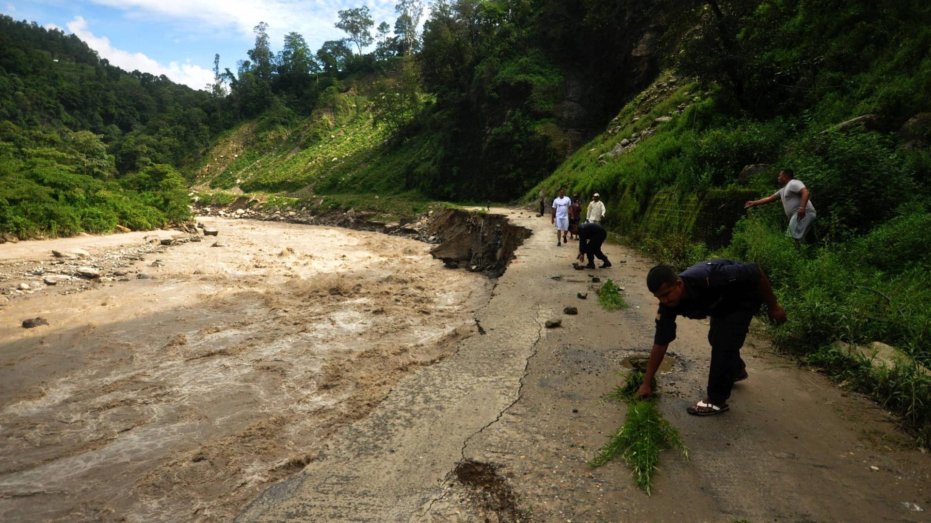 Überschemmte Straße in Sindhupalchowk (Archivfoto): Die Region in Nepal ist nun erneut betroffen. Überschemmte Straße in Sindhupalchowk (Archivfoto): Die Region in Nepal ist nun erneut betroffen.