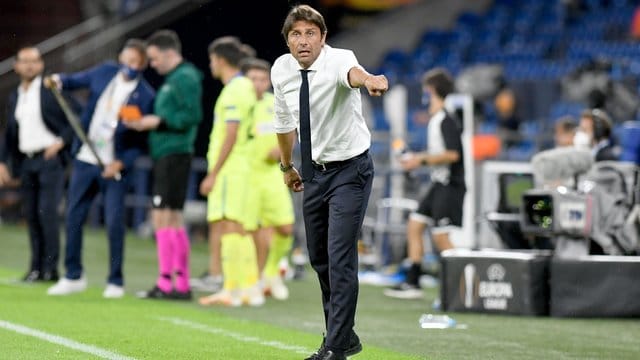 Inters Trainer Antonio Conte gibt Anweisungen.