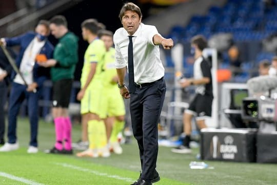 Inters Trainer Antonio Conte gibt Anweisungen.