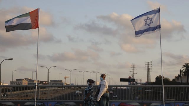 Die Emirate hatten überraschend angekündigt, als drittes arabisches Land - nach Ägypten und Jordanien - diplomatische Beziehungen zu Israel aufzunehmen. Die Emirate hatten überraschend angekündigt, als drittes arabisches Land - nach Ägypten und Jordanien - diplomatische Beziehungen zu Israel aufzunehmen.