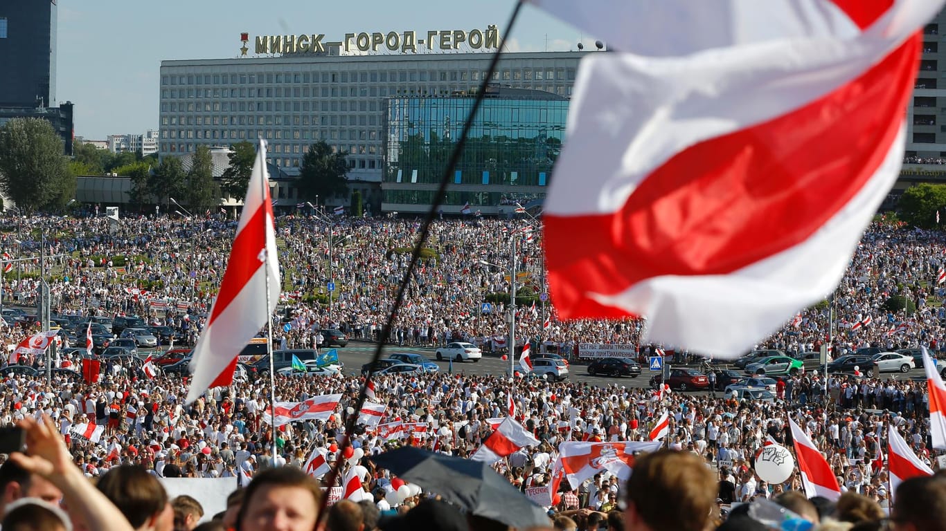 Tausende Demonstranten im Zentrum von Minsk: Die Protestierenden zeigen die alte Flagge des Landes.