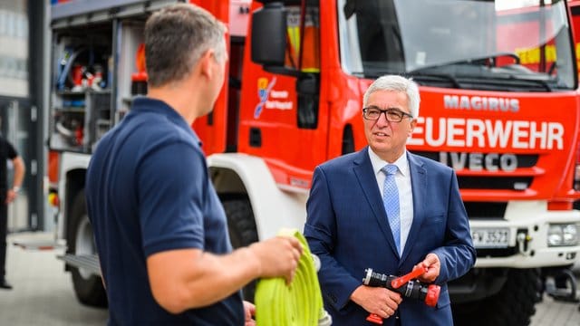 Roger LewentzRoger Lewentz (rechts) unterhält sich mit einem Feuerwehrmann: Die Feuerwehren im Land bekommen neue Spezialfahrzeuge. Roger LewentzRoger Lewentz (rechts) unterhält sich mit einem Feuerwehrmann: Die Feuerwehren im Land bekommen neue Spezialfahrzeuge.