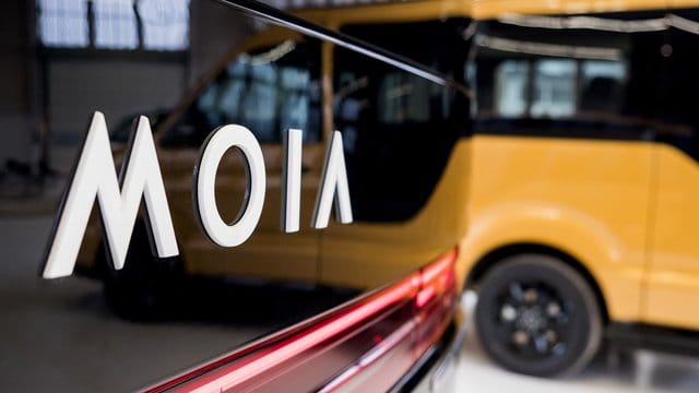 Fahrzeuge des VW-Fahrdienstes Moia stehen auf einem Betriebshof Fahrzeuge des VW-Fahrdienstes Moia stehen auf einem Betriebshof
