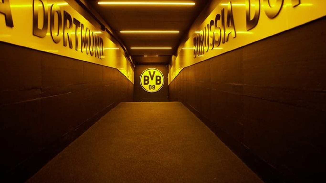Im Spielertunnel des Signal Iduna Parks hängt das Logo des BVB