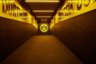 Im Spielertunnel des Signal Iduna Parks hängt das Logo des BVB