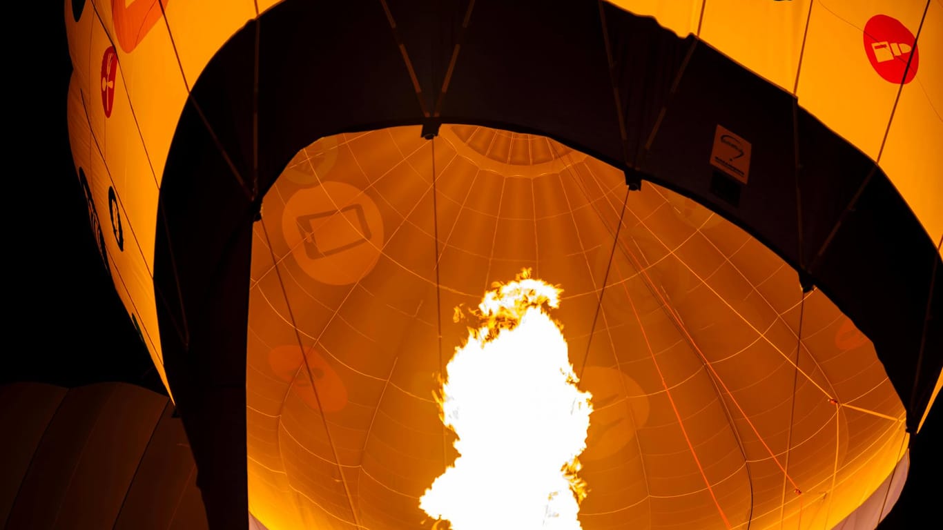Ein Heißluftballon (Symbolbild): Bei einem Absturz nahe Koblenz ist ein Mensch ums Leben gekommen.