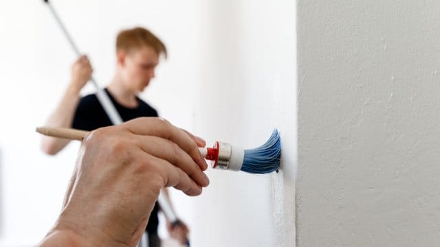 Wer beim Ausbau seines Fertighauses mit anpackt, kann die Kosten senken.