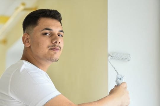 Beim Streichen steht er oft hoch oben auf dem Gerüst: Dogan Aljushi macht eine Ausbildung zum Bauten- und Objektbeschichter.