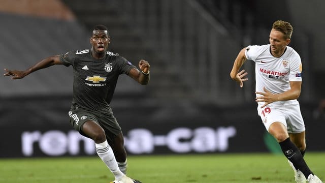 Paul Pogba (l) von Manchester United im Zweikampf mit Luuk de Jong von Sevilla.