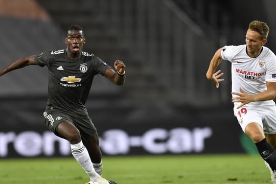 Paul Pogba (l) von Manchester United im Zweikampf mit Luuk de Jong von Sevilla.