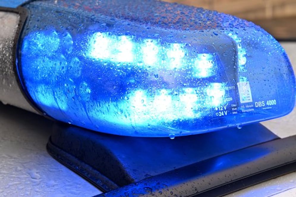 Blaulicht (Symbolbild): Ein 38-Jähriger Motorradfahrer ist auf regennasser Fahrbahn tödlich verunglückt.