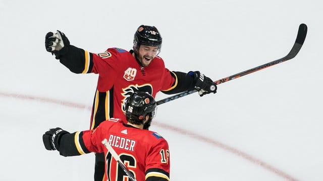 Derek Ryan (hinten) und Tobias Rieder von den Calgary Flames jubeln über einen Treffer.