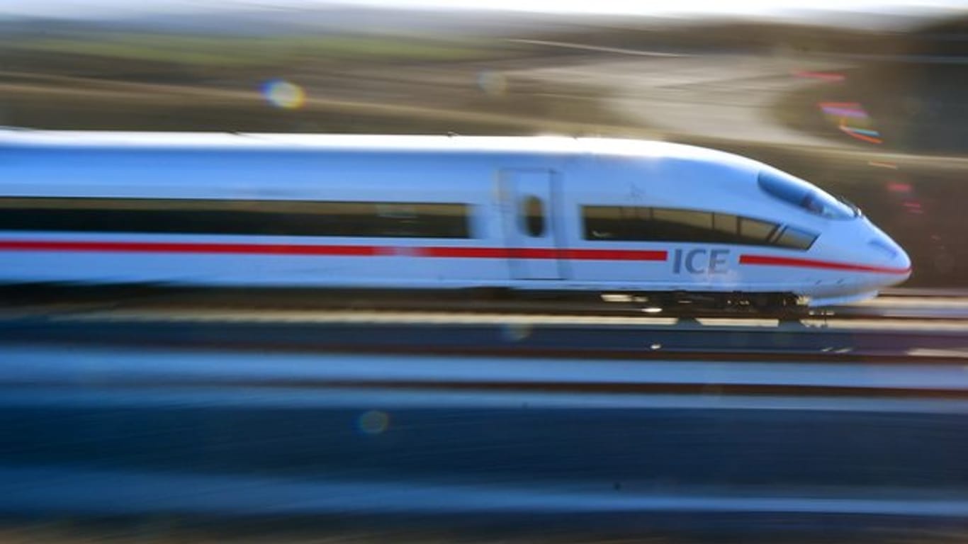 Ein Fahrkartenkontrolleur der Deutschen Bahn ist in einem ICE zwischen München und Augsburg bei einem Messerangriff schwer verletzt worden.