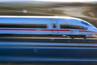 Ein Fahrkartenkontrolleur der Deutschen Bahn ist in einem ICE zwischen München und Augsburg bei einem Messerangriff schwer verletzt worden.