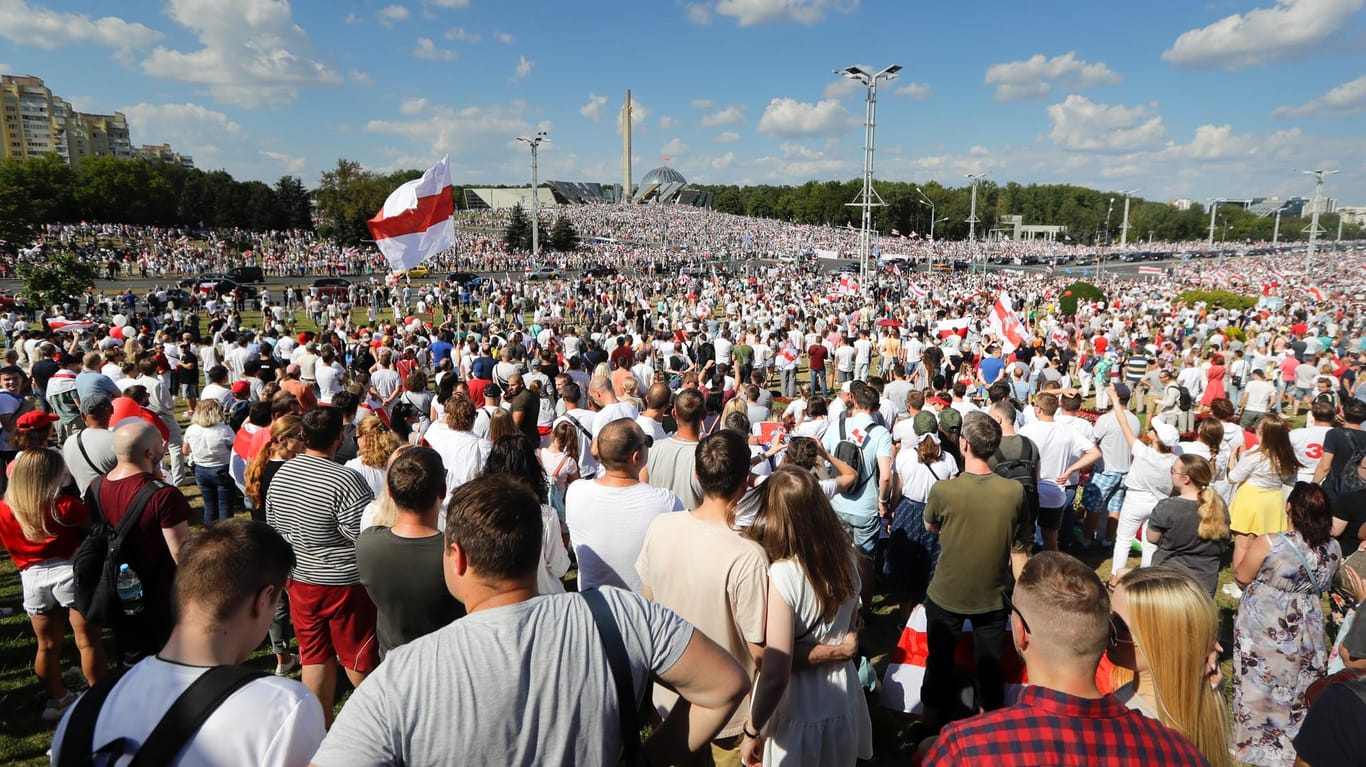 Protestanten in Belarus: Am Morgen begannen bereits erste Streiks.
