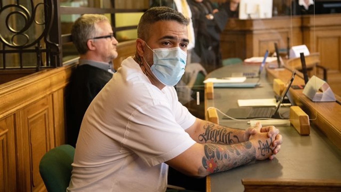 Anis Ferchichi, bekannt als Rapper Bushido, sitzt zu Prozessbeginn in einem Saal des Berliner Landgerichts.