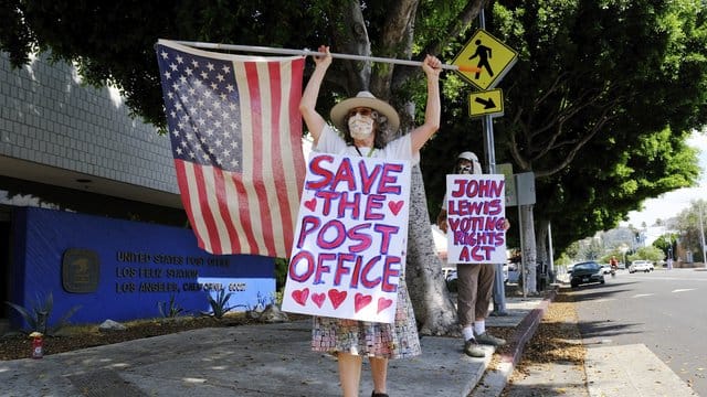 Protest vor einem Postamt in Los Angeles. Protest vor einem Postamt in Los Angeles.