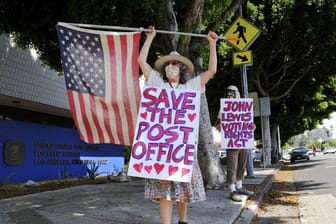 Protest vor einem Postamt in Los Angeles.