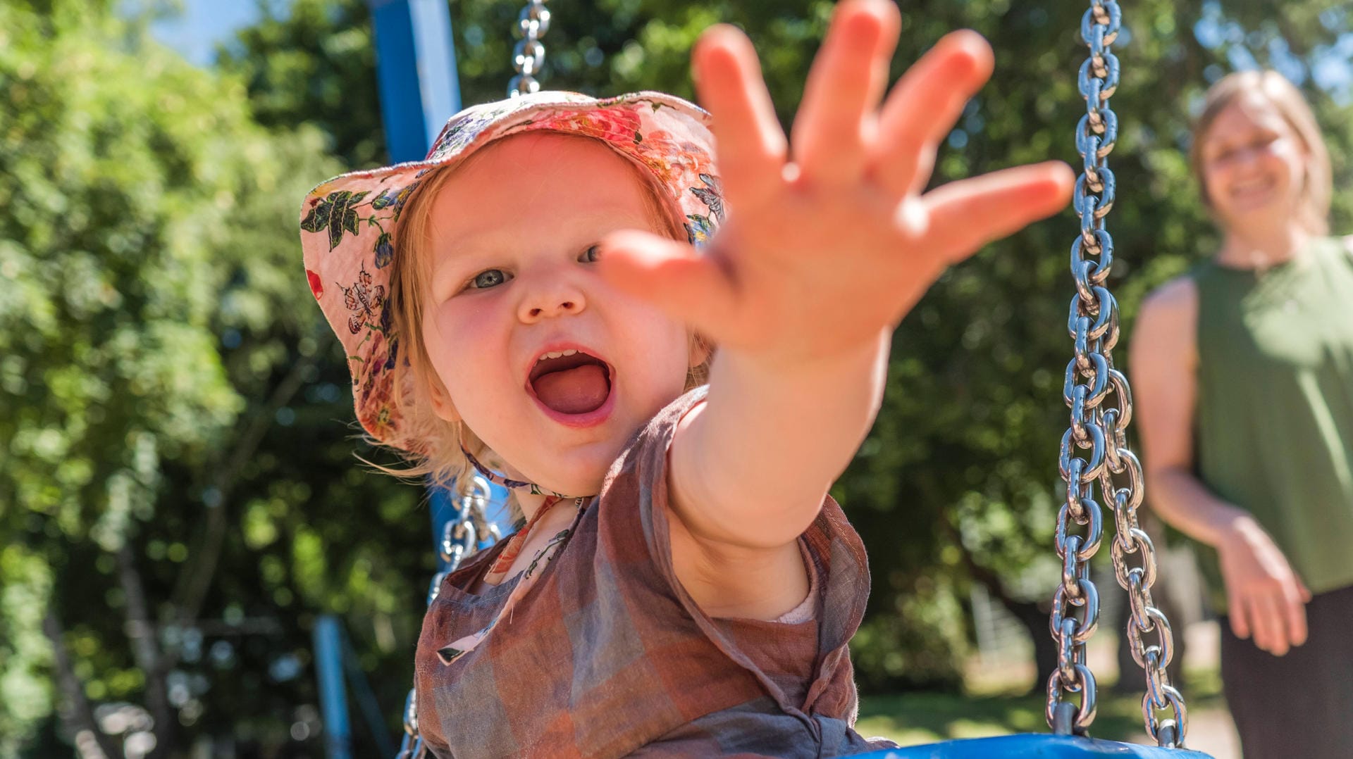 Ein Kind auf einem Spielplatz (Symbolbild): In der Corona-Krise gibt es 300 Euro pro Kind zusätzlich von der Regierung.