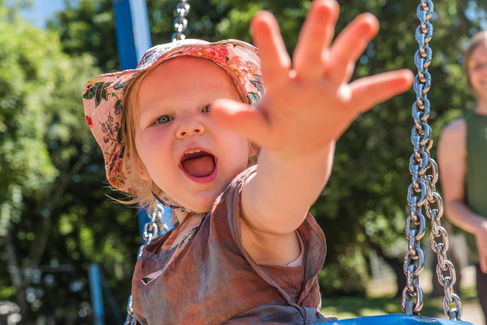 Ein Kind auf einem Spielplatz (Symbolbild): In der Corona-Krise gibt es 300 Euro pro Kind zusätzlich von der Regierung.