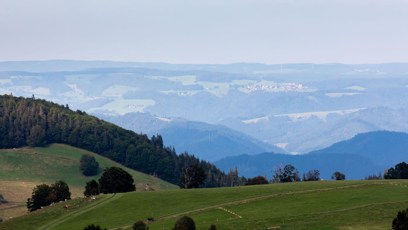 Naturpark Südschwarzwald: Er erstreckt sich von Lörrach im Südosten bis hinter Villingen-Schwennigen im Nordwesten und umfasst rund 394.000 Hektar des südlichen Schwarzwalds.