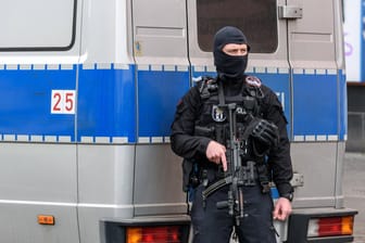 Ein Berliner Polizist (Symbolbild): In Berlin und Brandenburg findet eine Großrazzia im Kampf gegen Bandenkriminalität statt.