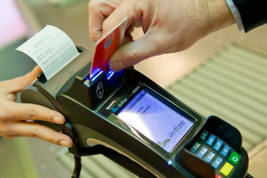 In der Corona-Krise bezahlen Verbraucher häufiger per Karte. In der Corona-Krise bezahlen Verbraucher häufiger per Karte.