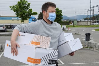 Mann mit Paketen (Symbolbild): Die Deutsche Post gehört zu den Krisengewinnern.